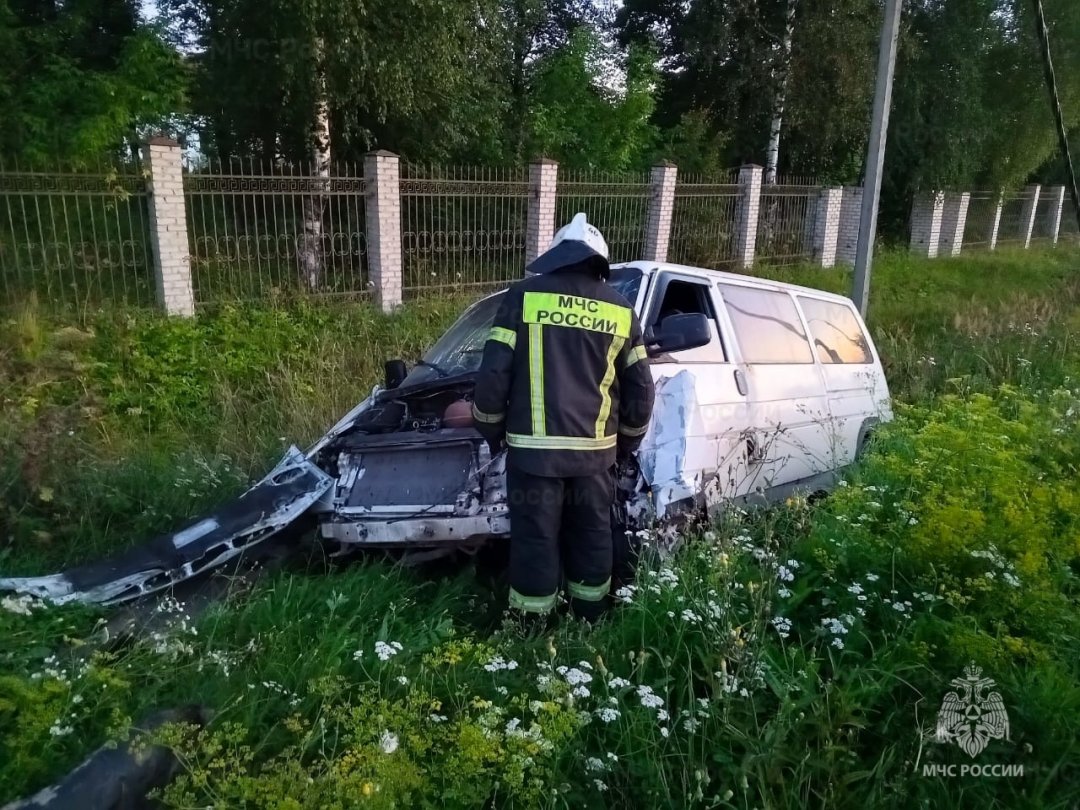 Спасатели МЧС принимали участие в ликвидации ДТП в Ферзиковском районе, 35 км автодороги «Калуга-Таруса»